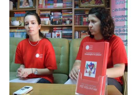Iulia Iova (foto stânga) şi Ana-Maria Lazăr (foto dreapta) vor să-i înveţe pe studenţi ce înseamnă voluntariatul